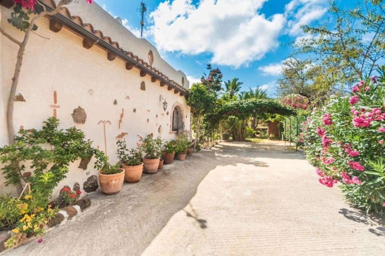Villa Con Immenso Giardino Орозеи Екстериор снимка