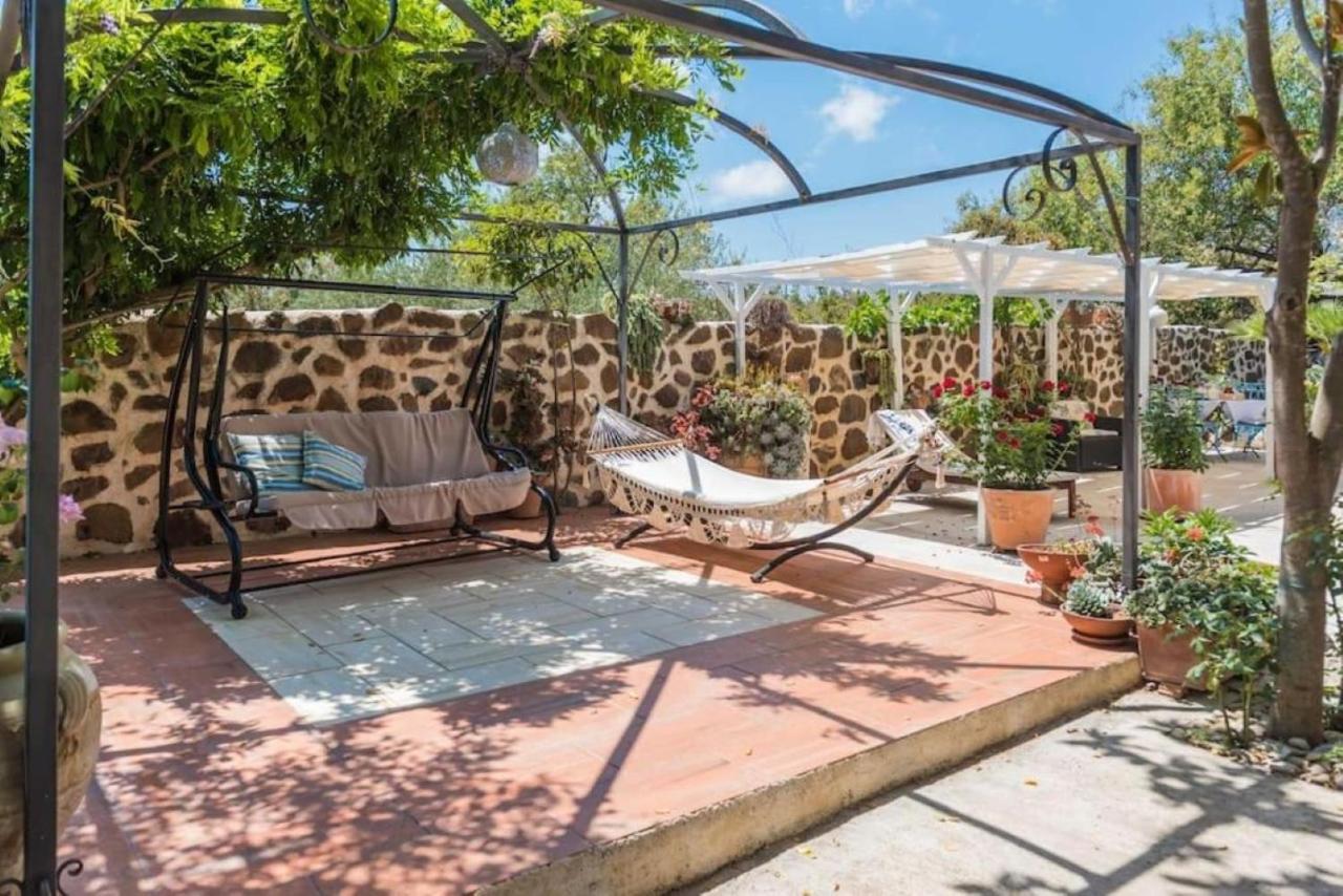 Villa Con Immenso Giardino Орозеи Екстериор снимка