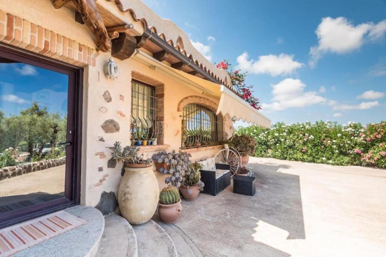 Villa Con Immenso Giardino Орозеи Екстериор снимка