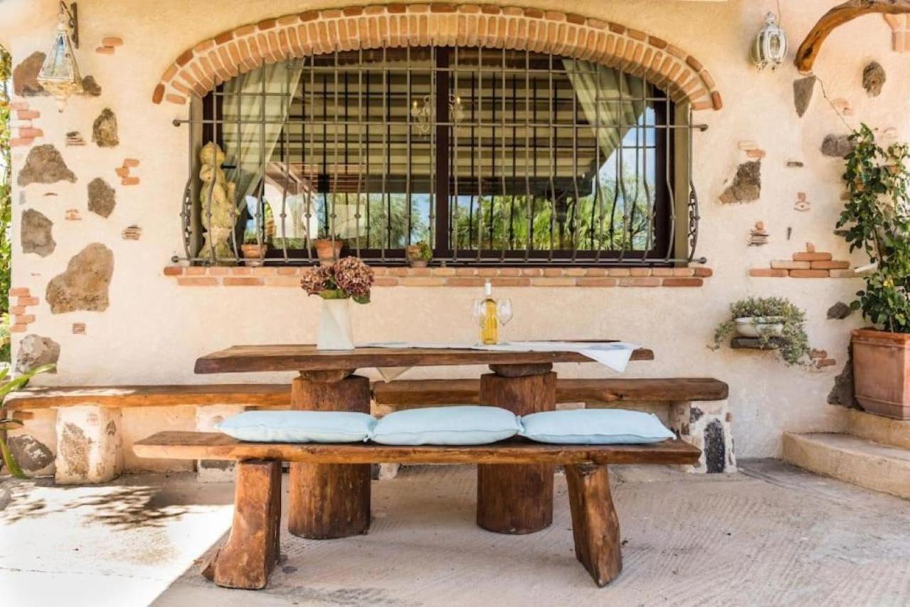 Villa Con Immenso Giardino Орозеи Екстериор снимка