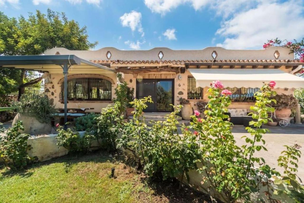 Villa Con Immenso Giardino Орозеи Екстериор снимка