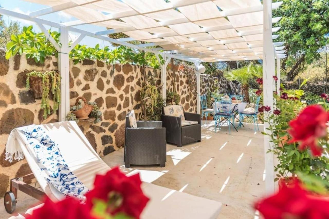 Villa Con Immenso Giardino Орозеи Екстериор снимка