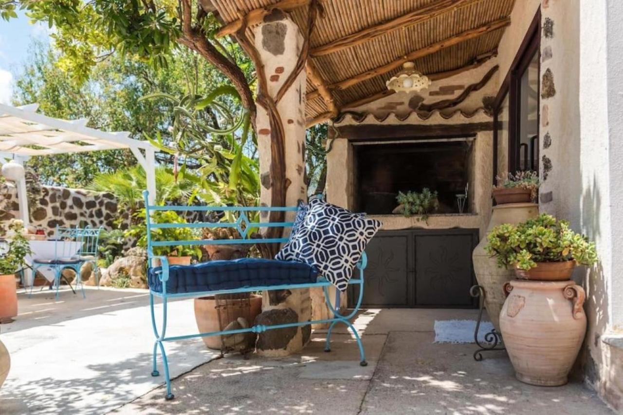 Villa Con Immenso Giardino Орозеи Екстериор снимка