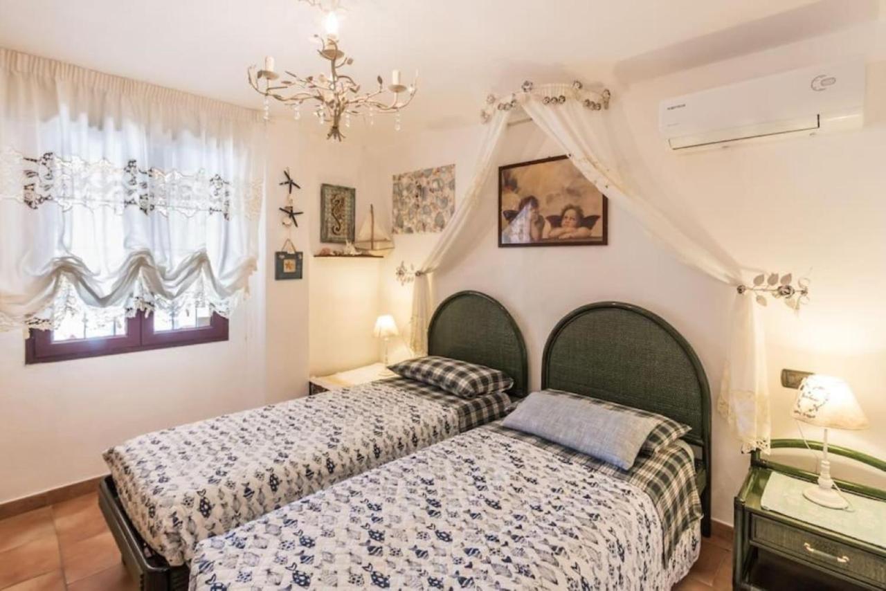 Villa Con Immenso Giardino Орозеи Екстериор снимка