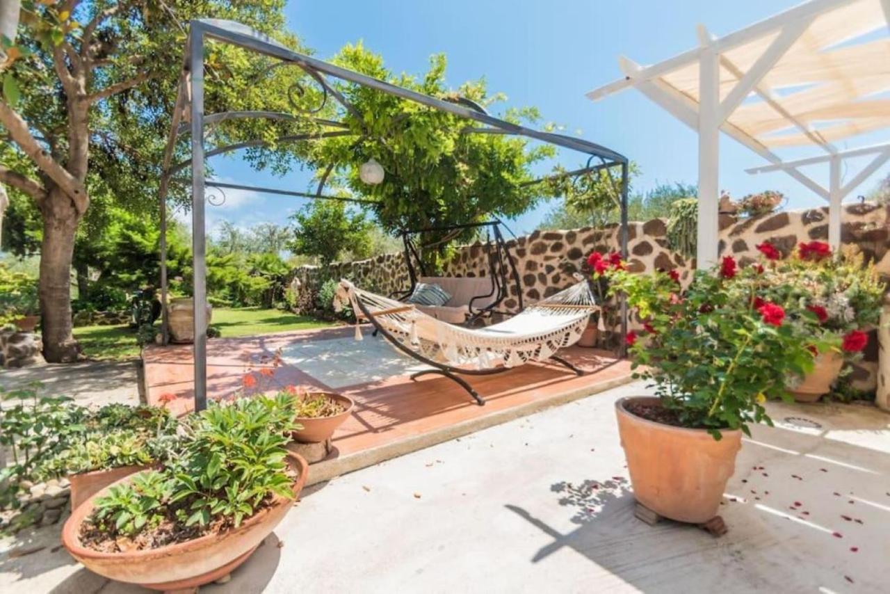 Villa Con Immenso Giardino Орозеи Екстериор снимка