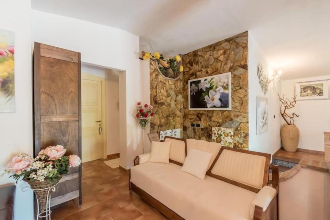 Villa Con Immenso Giardino Орозеи Екстериор снимка