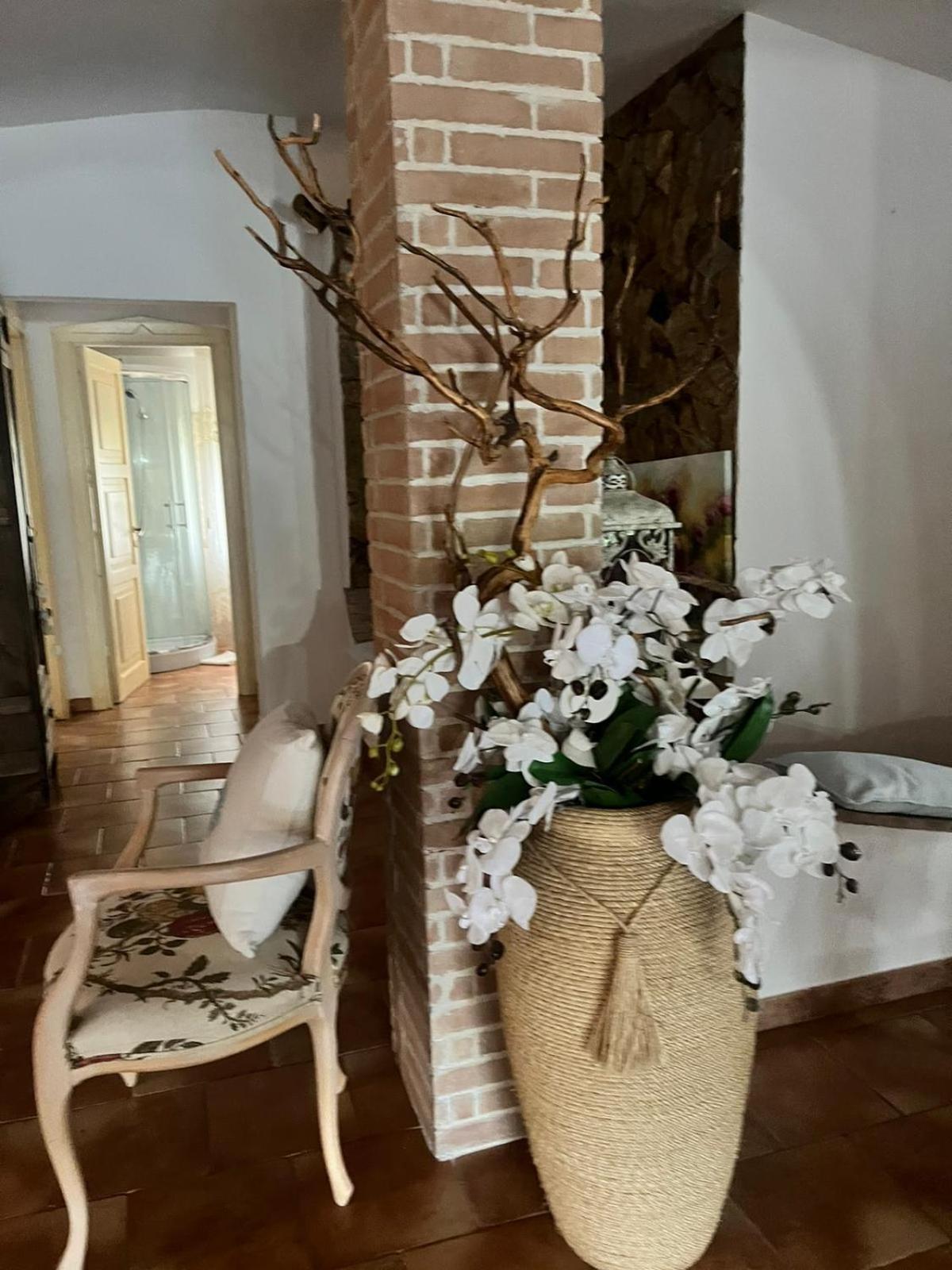 Villa Con Immenso Giardino Орозеи Екстериор снимка